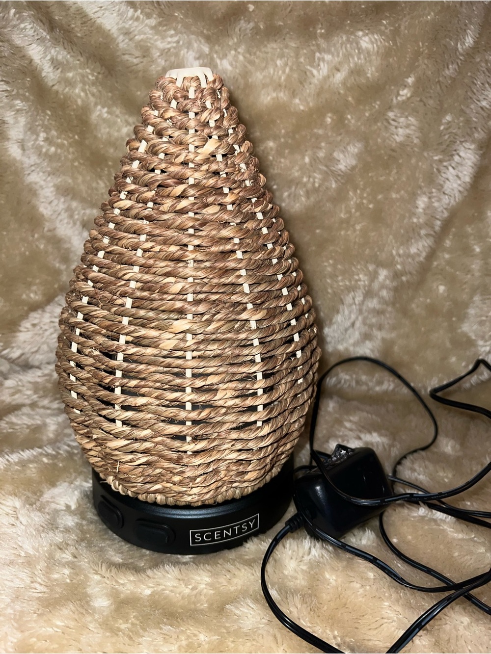{Pre-loved} Scentsy Premium Diffuser Base & Wonder Wicker Shade Set